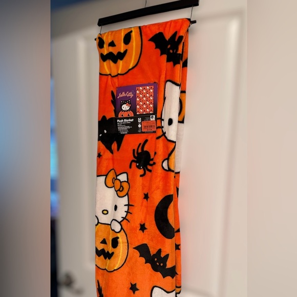 Hello Kitty Other - HELLO KITTY Orange Pumpkins 🎃 and Spiders 🕷️ Oversized Throw Blanket NWT